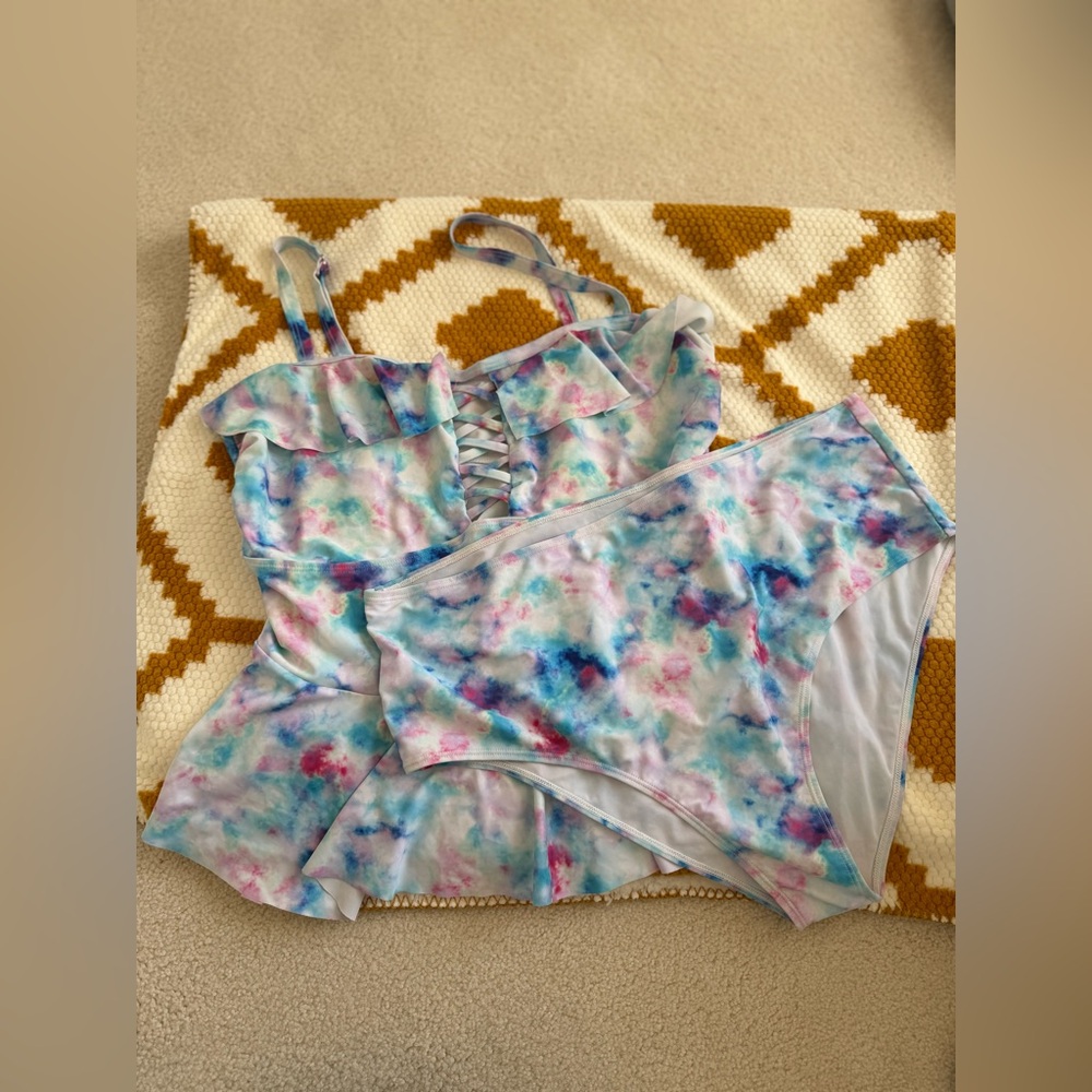 Women’s Amazon bathing suit pair. Top XXL and bottoms XXL. Worn once!